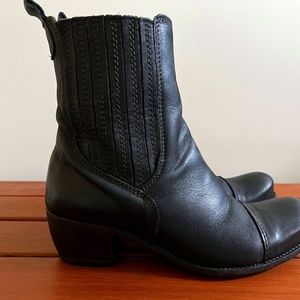 Black leather Chelsea boots made in Portugal for Cotelac (Paris)